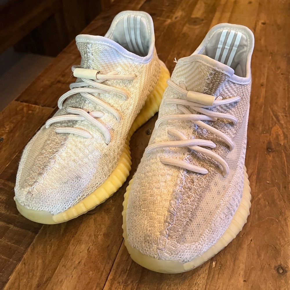 Unisex / Authentic Yeezy Sneakers ( Excellent Condition ) size 6 1/2